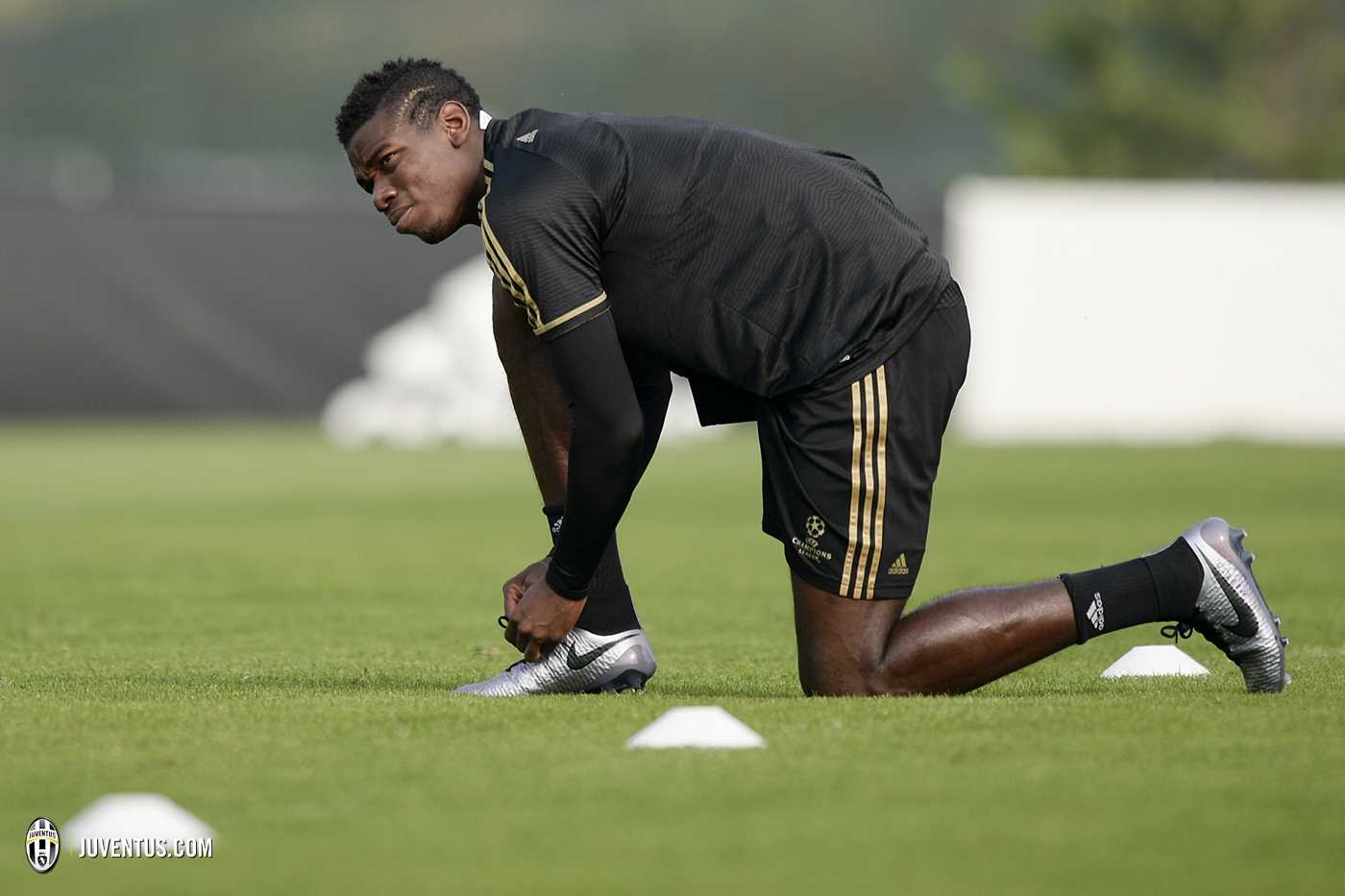 Pogba boots sales black and gold